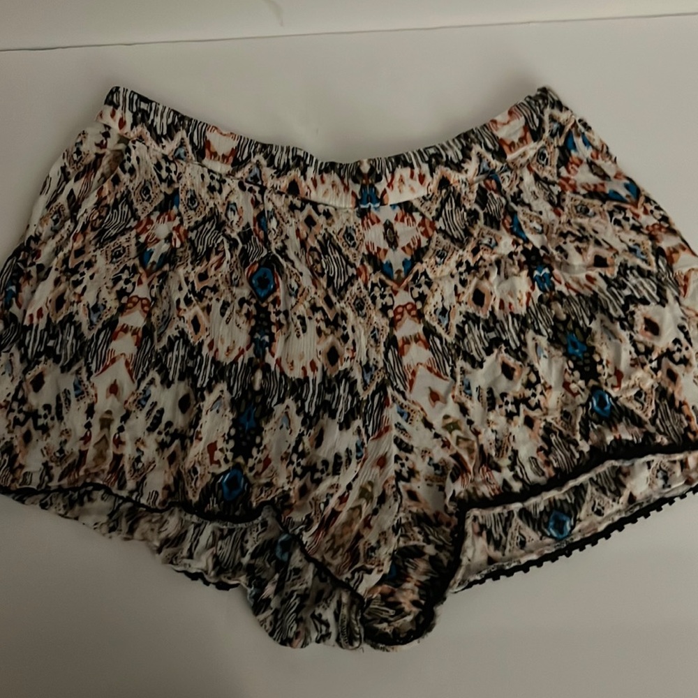 L Space pull on shorts in fun print. Great condition.